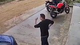 妻子停车时操作不当造成溜车，危急时刻好在丈夫上前一把拽出妻子！
