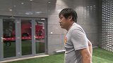 华夏抵达球场神情轻松 谢峰：望小摩托尽快融入球队