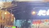 重庆：强对流天气，大风将人和帐篷一起吹起