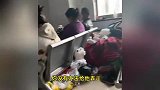 医院回应两老人长期在等候椅上吃住：精神不正常，系老职工不忍赶走