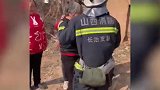 消防救火大妈付钱被拒含泪跪谢，消防：不要钱，有事就打119