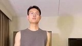 男子展示自己技能，抛接三个橘子