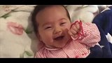 3个月小宝宝睡醒看到妈妈笑得眼睛像月亮，挑眉说话的模样萌翻了
