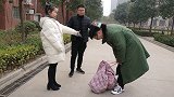 董事长弟弟假装丢钱包，试探捡废品的农民工，很快农民工转运了