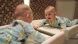 宝宝第一次照镜子，瞬间被自己的绝世美颜迷倒，对着镜子笑个不停