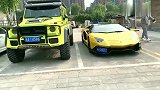 当奔驰大G偶遇兰博基尼大牛，两台顶级豪车，你更喜欢哪一辆？