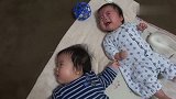 当三个月双胞胎，喜欢的电视节目结束时，接下来宝宝的举动太逗了