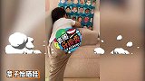 章子怡晒小儿子爬沙发超可爱，面前抱枕大有文章，育儿经令人惊叹