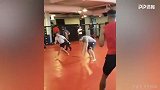 火箭全队UFC中心体验拳击 威少登哥齐出境