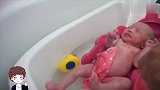 出生5天的宝宝洗澡大哭不止，妈妈拿出这个东西，宝宝立刻不哭了