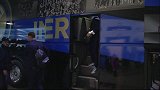 斯帅率国米众将抵达球场 劳塔罗二弟与小球迷友好击掌