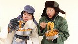 两二货比赛卖冷面，为了证明是正宗的，竟在大夏天穿棉袄裹被子