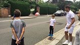 西甲-1718赛季-跨界!纳达尔玩足球也很6 温网街头和小朋友一起颠球-专题