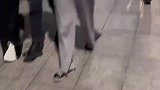 为了吸引人竟倒立弹吉他，卖艺这么卷了吗