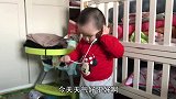 宝宝拿起手机学打电话，非说自己是大笨蛋，配合爸爸背诵小白兔