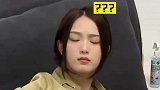 男子走进卧室关灯拉窗帘，等女朋友准备好后
