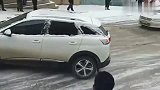冰雪路面各种溜车集合，看看真正老司机是如何应对的