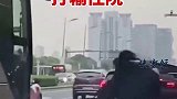 两男子在马路中间互殴，被全程直播！安全第一 路怒症
