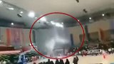 河南一体育馆顶棚突然坍塌：多条水柱倾泻而下 人群冲下座位奔逃