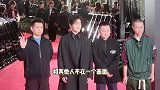 黄晓明亮相东京电影节红毯，一身黑风衣帅气逼人，假发明显被吐槽