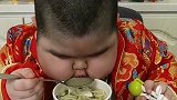 这小孩每次吃东西我都能笑半天，简直就是桃子转世，堪称笑死人不偿命！