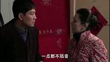 疯老太跟孩子们一起玩，拿了胡丽个馒头，胡丽竟还要抢回来