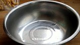 把1碗黄豆倒进油锅中，瞬间变成一道零食，孩子天天嚷着要吃