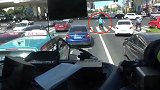 外卖小哥霸气指挥私家车为消防车让路 消防员：想当面向小哥道谢