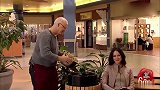 国外爆笑街头恶搞，帮忙倒花生皮被算计，垃圾狂撒女子一身