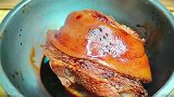 难怪饭店的肘子那么好吃，原来诀窍都在这，色泽红亮，软烂入味