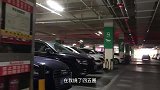 人肉占停车位，凭什么惯着你？看我如何治你，穿得光鲜，素质真低