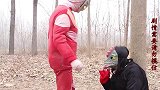 奥特曼真人版：迪迦不慎中招，心底阴暗被放大，前去报复全民英雄