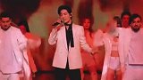 肖战现场热舞演唱《神奇》，这大长腿太有优越感了！