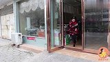 搞笑剧；霹雳学人家隔壁饭店招客人、一个比一个人才、太逗了