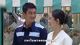 杜江夫妇被偶遇拍夕阳，霍思燕拎包遛狗有贵妇范，小腹微凸有赘肉