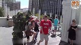 街头恶搞，假扮草人故意吓路人，美女被吓得撞墙了