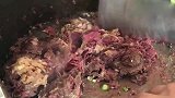 《舌尖上的美食》大叔摆摊卖驴肉火烧，顾客排队抢着买