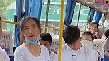两人在公交车上争执，没想到美女一点不吃亏！