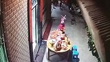 广东一户人家院内祭拜月亮 整面墙壁突然倒塌：祭品全被埋