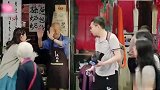 杭州有名的葱包烩，顾客排队也要吃，一口下去赞不绝口