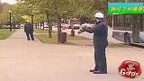 国外恶搞：定点爆破工人搞错时间，提前爆炸，看路人爆笑反应