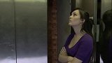 国外恶搞，在电梯做了手脚，电梯停下后乘客惊惶失措