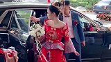 新郎的家里有老人，新娘没有穿白色婚纱，穿着喜庆的中国风旗袍！