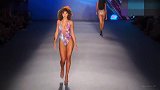 2020迈阿密泳装周超模走秀，超模的眼神很有电