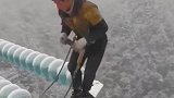 电力工人高空作业，生活不会辜负每个努力的人！