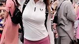 电车上遇到的外国美女，这颜值和身材，你也爱上了她吧