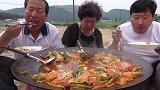 一锅大乱炖，韩国一家三口的晚餐，肉是多贵啊也不舍得放点