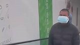 男子出门做好防护，引其他路人注意