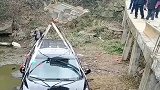 刚买的车，司机不会开，油门当成刹车翻进河里，用挖掘机救援！