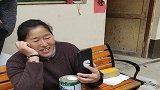 大衣嫂在院里坐着搞直播，业务时间挣点菜钱，真有经济头脑！